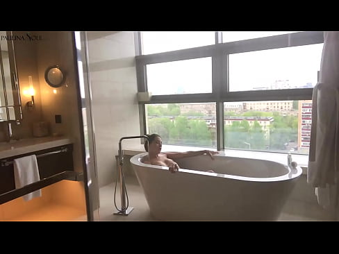 ❤️ Babe mai tsananin sha'awa ta fizge farjin ta a bandaki ️ Batsa kawai